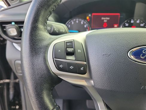 Used 2022 Ford Explorer XLT image 17