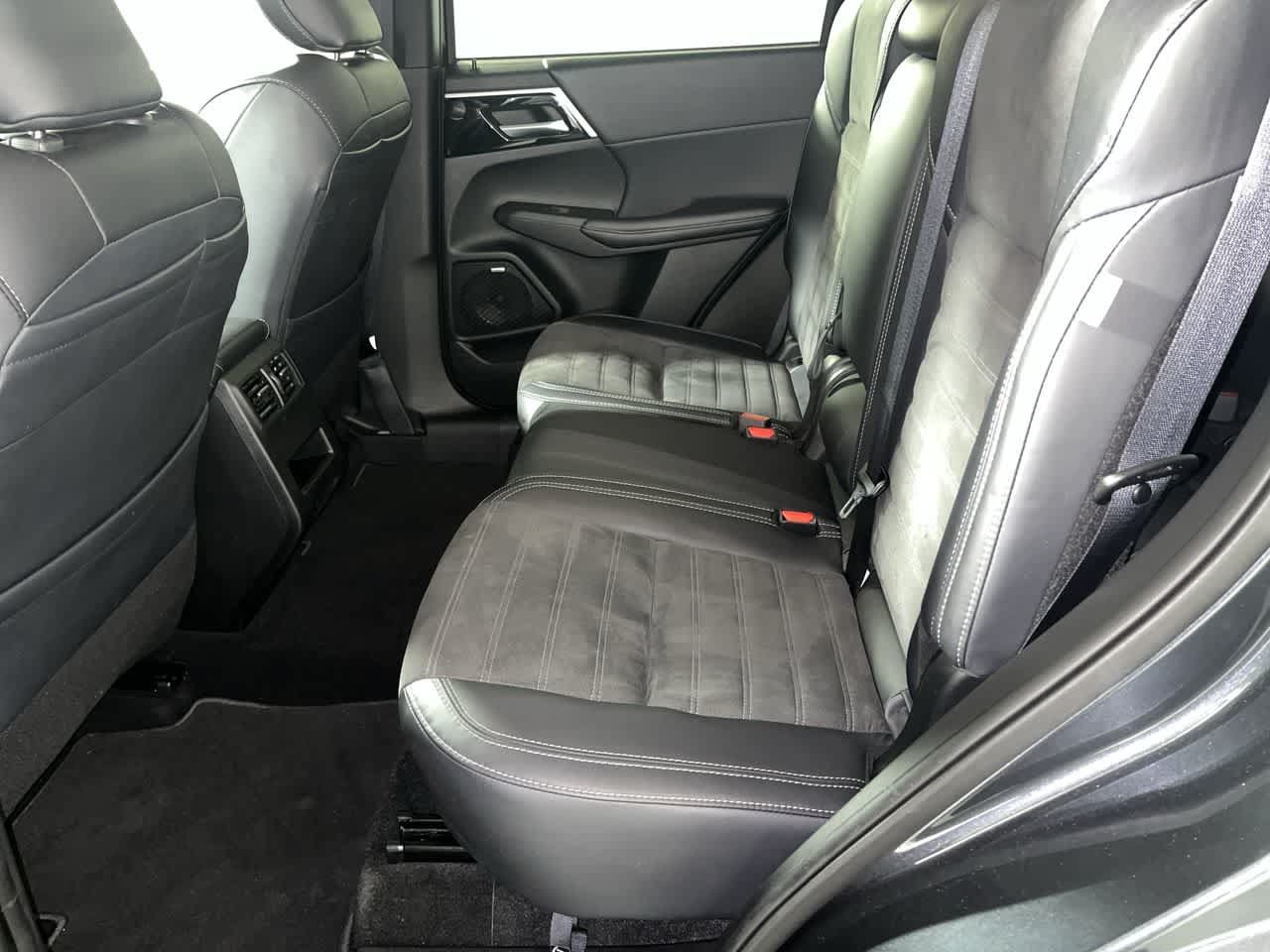 Used 2025 Mitsubishi Outlander SE AWD/4WD image 28
