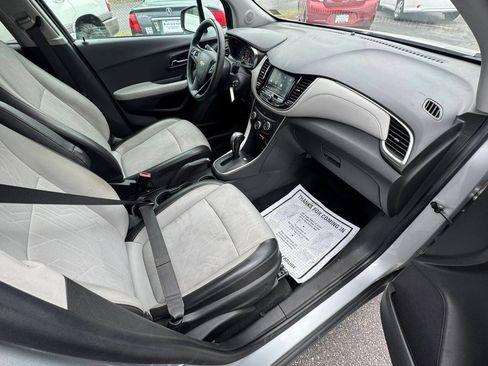 Used 2021 Chevrolet Trax LT FWD image 17