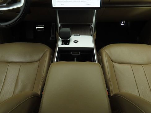 Certified 2024 Land Rover Range Rover SE image 16