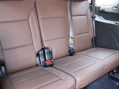 Used 2025 Chevrolet Tahoe High Country AWD/4WD image 16