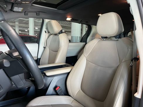 Used 2023 Toyota Sienna Limited FWD image 15
