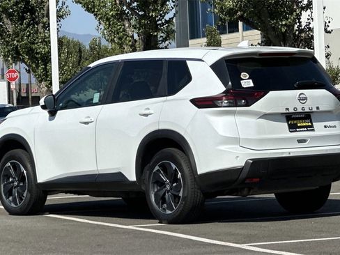 Used 2024 Nissan Rogue SV image 6