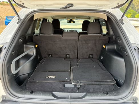 Used 2018 Jeep Cherokee Latitude FWD image 27