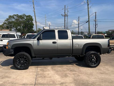 Used 2007 Chevrolet Silverado 2500 LT w/ Heavy-Duty Power Package AWD/4WD image 3
