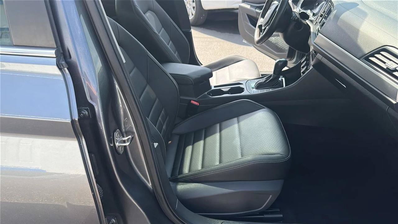 Used 2021 Volkswagen Jetta SE w/ SE Cold Weather Package FWD image 34