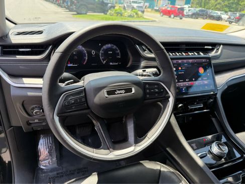 Used 2023 Jeep Grand Cherokee Limited w/ Black Appearance Package AWD/4WD image 12