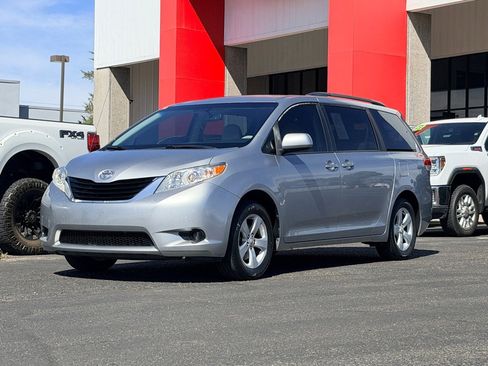 Used 2012 Toyota Sienna LE image 28