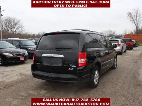 Used 2010 Chrysler Town & Country Touring image 4