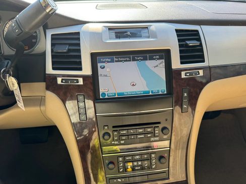 Used 2011 Cadillac Escalade Luxury AWD/4WD image 16