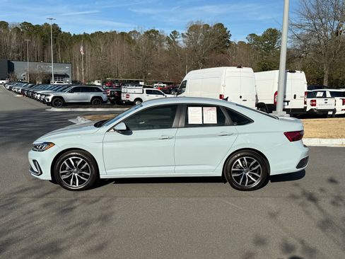 Used 2025 Volkswagen Jetta SE image 2