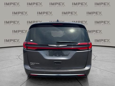 Used 2023 Chrysler Pacifica Touring-L FWD image 4