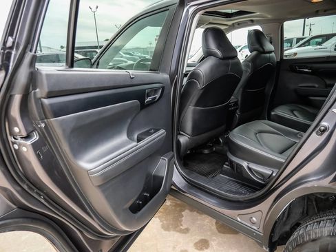 Used 2021 Toyota Highlander XLE AWD/4WD image 44