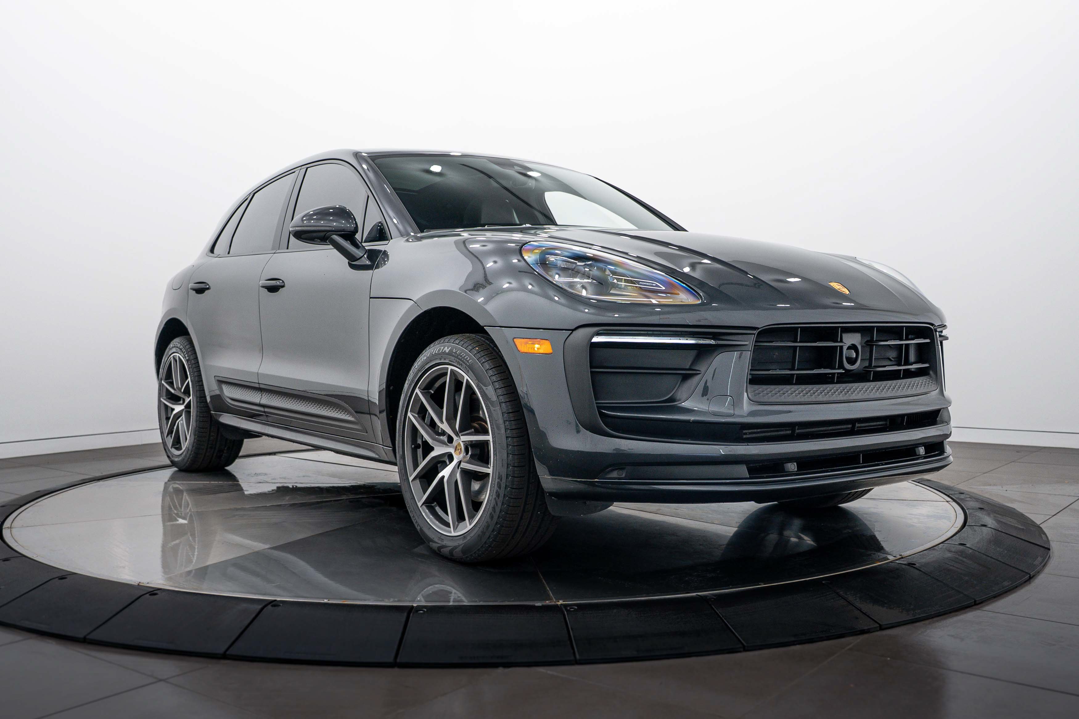Certified 2024 Porsche Macan AWD/4WD image 9