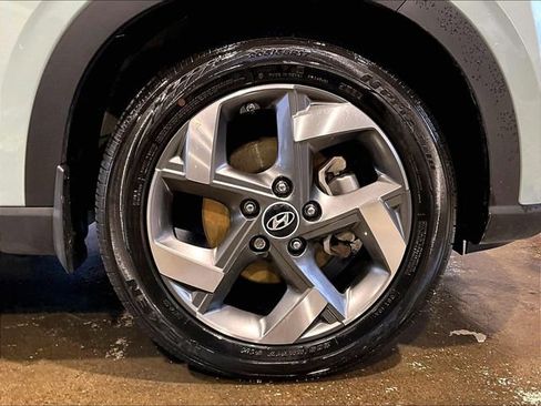 Used 2025 Hyundai Venue SEL image 9