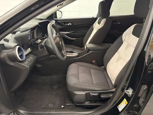 Used 2024 Chevrolet Trax LS w/ LS Convenience Package FWD image 9
