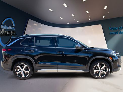 Certified 2025 Volkswagen Tiguan SE FWD image 4