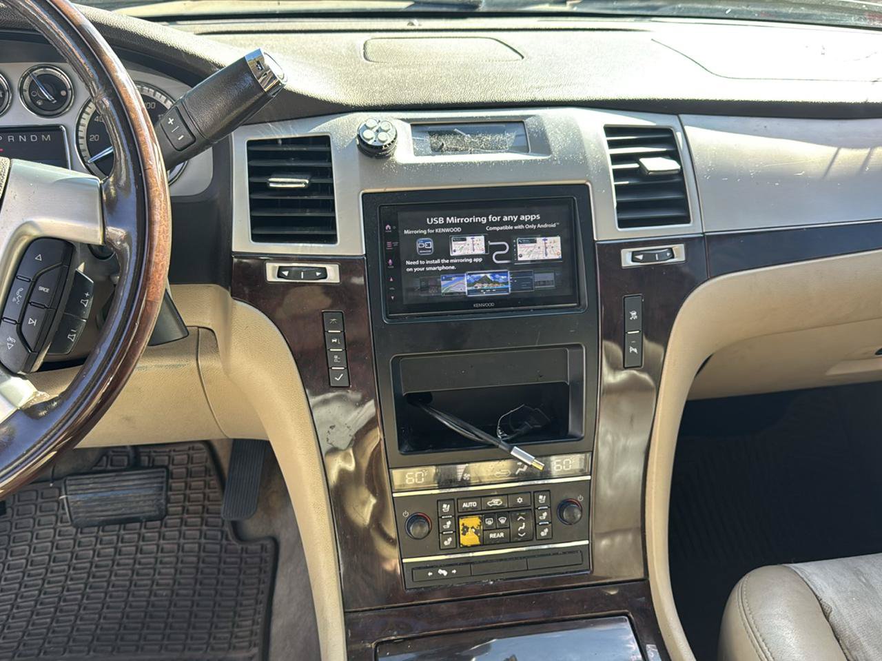 Used 2010 Cadillac Escalade Luxury AWD/4WD image 10