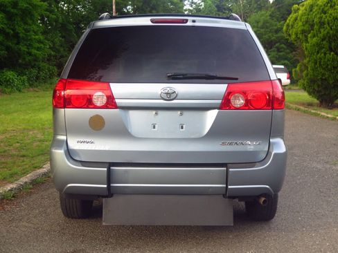 Used 2010 Toyota Sienna LE FWD image 23