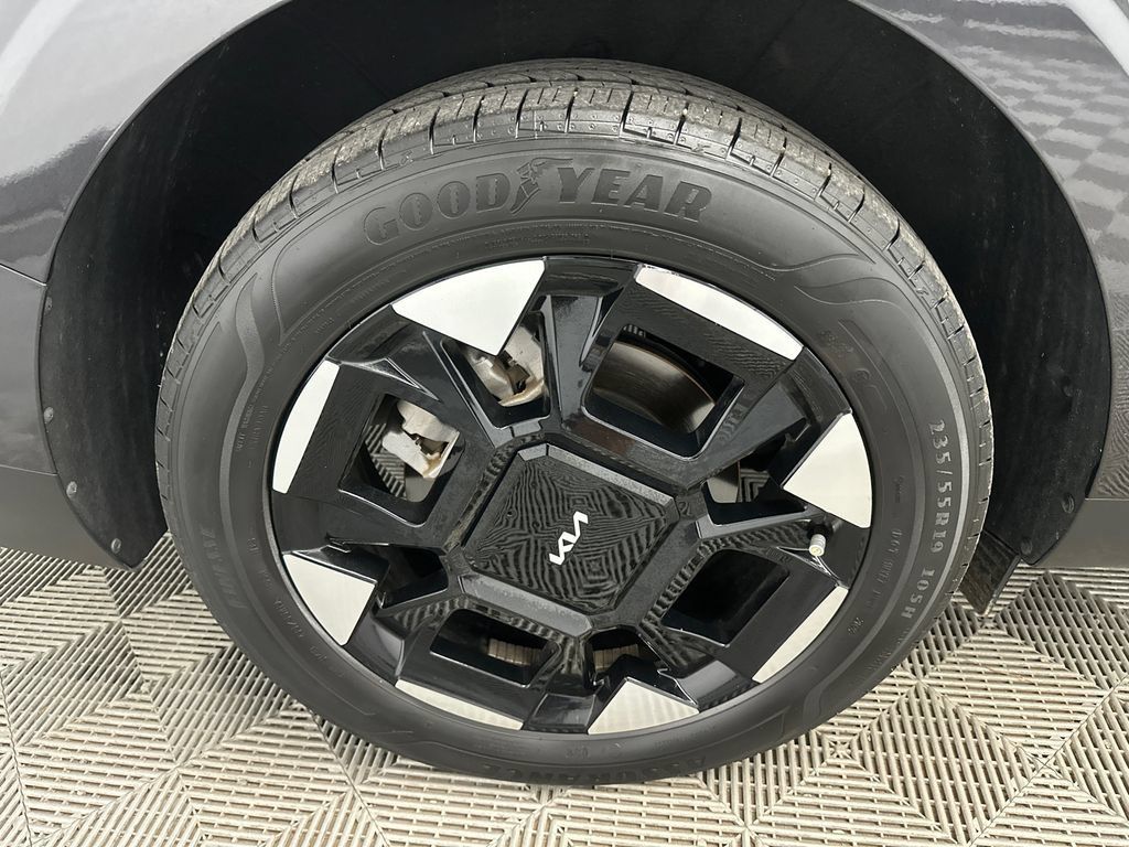 Used 2025 Kia Carnival EX FWD image 19