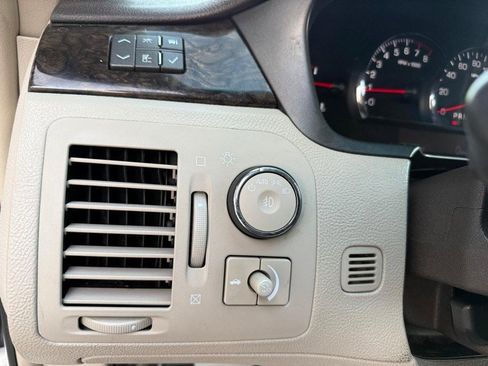 Used 2010 Cadillac DTS Luxury image 24