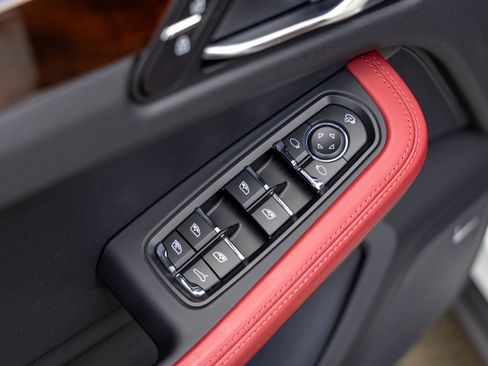 Certified 2025 Porsche Macan AWD/4WD image 23