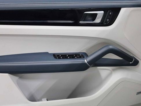 Certified 2023 Porsche Cayenne Coupe image 16