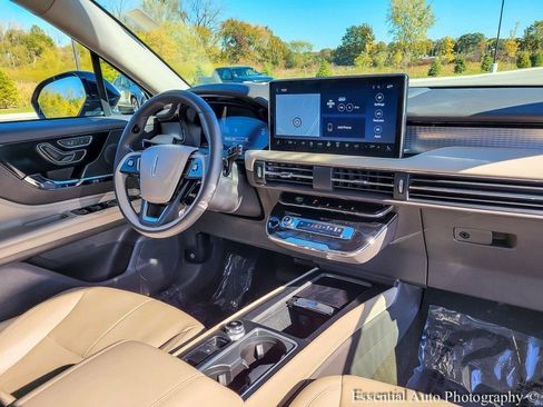 Used 2023 Lincoln Corsair Standard w/ Towing Package image 34