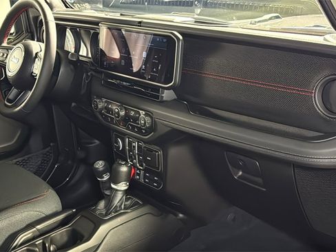 Used 2024 Jeep Wrangler Unlimited Rubicon w/ Technology Group image 12