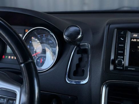 Used 2014 Chrysler Town & Country Touring image 28