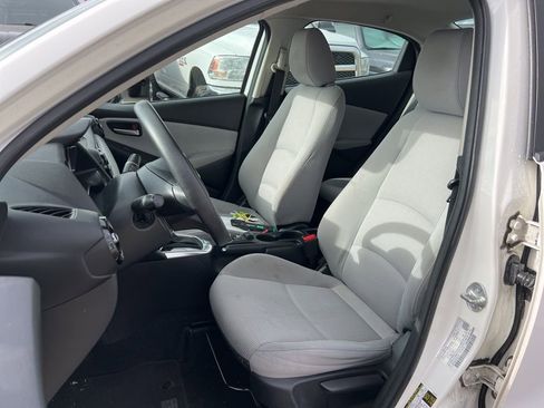 Used 2019 Toyota Yaris LE image 9