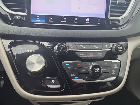 Used 2023 Chrysler Pacifica Touring-L FWD image 19
