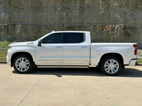 Used 2025 Chevrolet Silverado 1500 High Country w/ High Country Premium Package AWD/4WD image 3