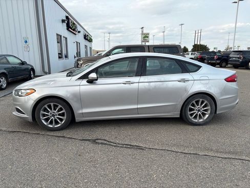 Used 2017 Ford Fusion SE FWD image 3