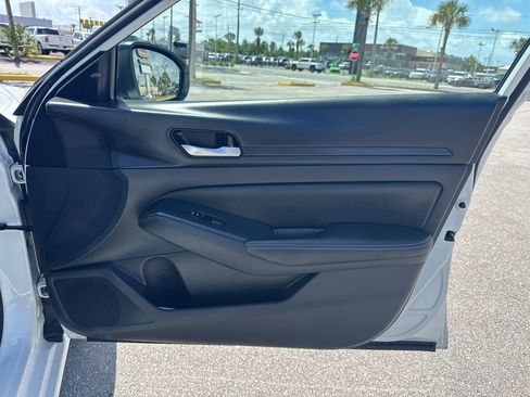 Used 2025 Nissan Altima 2.5 SV FWD image 17