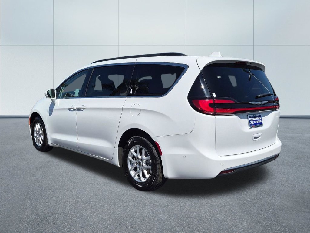 Used 2022 Chrysler Pacifica Touring-L w/ Uconnect Theater Family Group FWD image 4