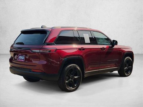 Used 2022 Jeep Grand Cherokee Altitude AWD/4WD image 5
