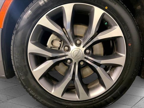 Used 2017 Chrysler Pacifica Limited image 9