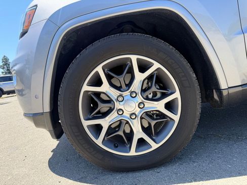 Used 2018 Jeep Grand Cherokee Limited AWD/4WD image 9