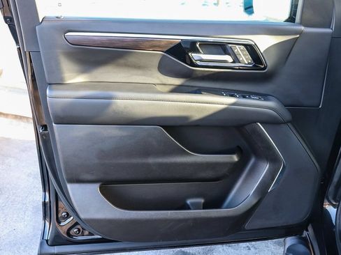 Used 2025 Chevrolet Suburban Z71 AWD/4WD image 24