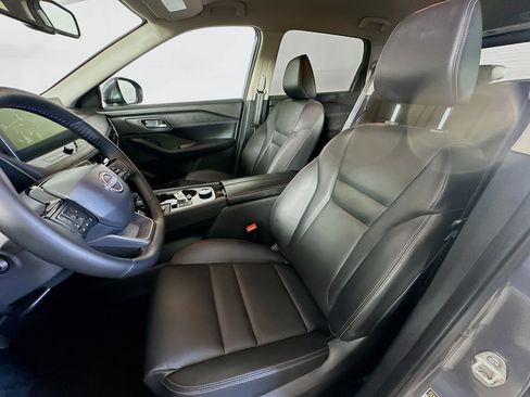 Used 2025 Nissan Rogue SL AWD/4WD image 13