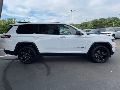 Used 2023 Jeep Grand Cherokee L Altitude AWD/4WD image 4