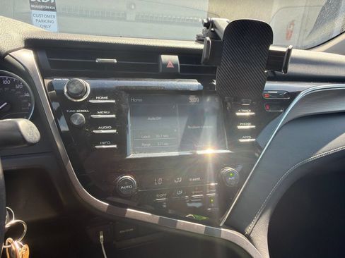 Used 2018 Toyota Camry SE FWD image 8
