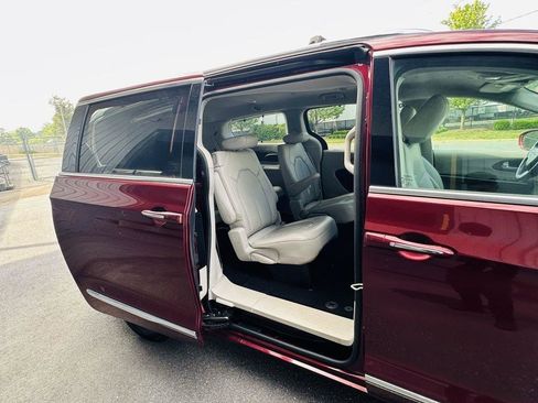 Used 2019 Chrysler Pacifica Touring-L w/ Advanced Safetytec Group FWD image 32
