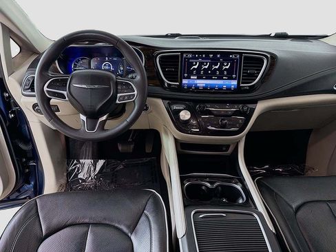Used 2023 Chrysler Pacifica Limited w/ Uconnect Theater Family Group FWD image 33