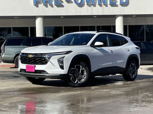 Used 2025 Chevrolet Trax LT image 1