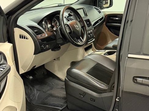 Used 2018 Dodge Grand Caravan SXT image 8