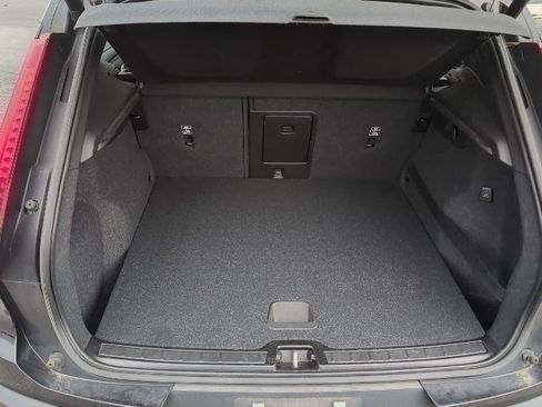 Used 2020 Volvo XC40 T5 Momentum w/ Protection Package Premier image 15