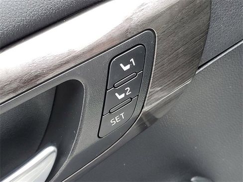 Used 2023 Toyota Highlander Limited image 18