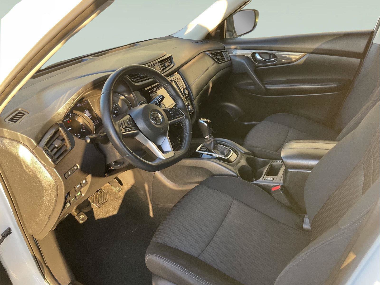 Used 2018 Nissan Rogue SV AWD/4WD image 13